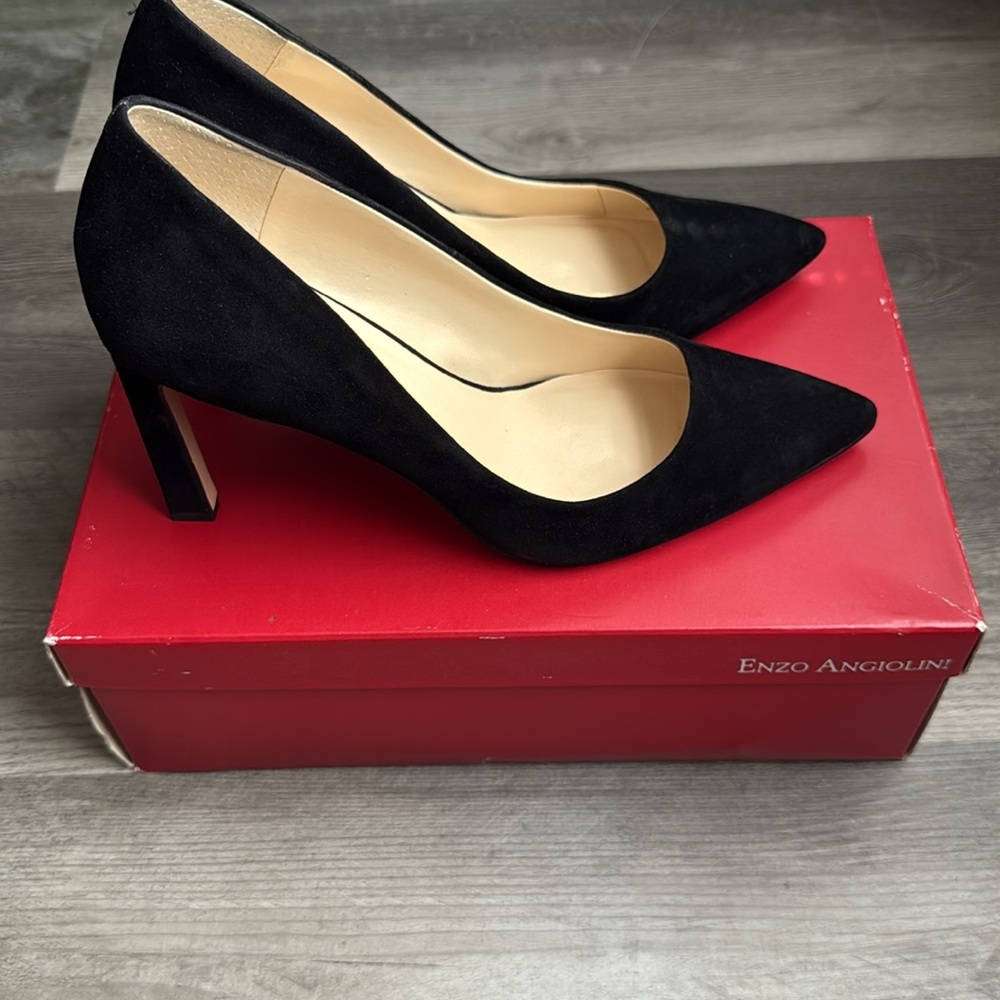 ENZO ANGIOLINI SUEDE PUMPS!